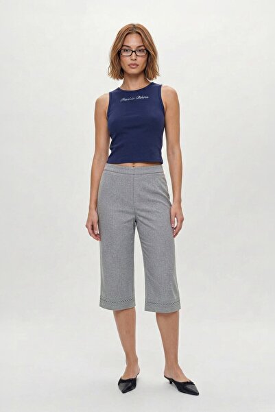 Bluewhite Ženske sive kapri pantalone sa Broderija nogavica i Lan izgleda