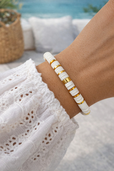 HERCY سوار فيمو أبيض مزين بتفاصيل رونديلا الذهبية |   سوار خرز صيفي