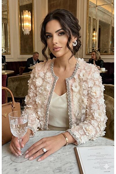 Luma Decor سترة أنيقة مطرزة بالأحجار مع تفاصيل على شكل زهور