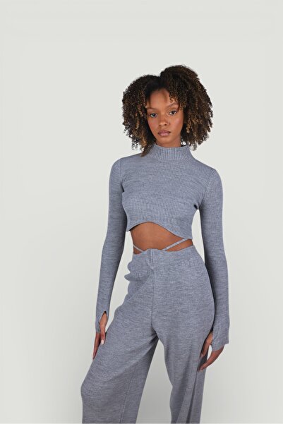 HOLLY LOLLY Model kratkog džempera sa visokim ovratnikom, sivog boje, sa prst...