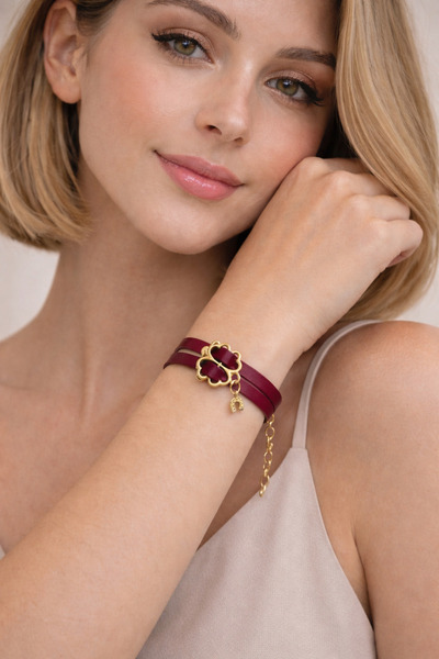Kutcha Accessories Bordo Deri Şans Yoncası Bileklik – Altın Renk Detaylı