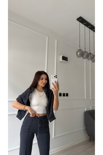 Daves بلوزة بيضاء بأكمام قصيرة وياقة دائرية