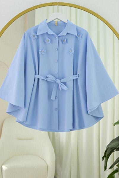 HİJABAYA Pončo sa Sa vezicom u struku dugmeta i cvetnim detaljima na prednjoj...