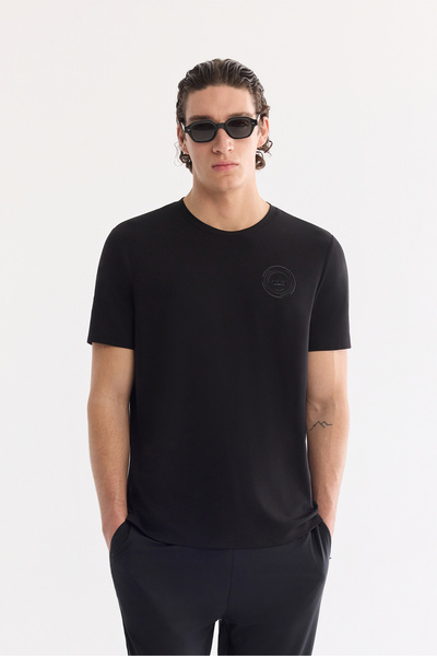 Avva تي شيرت رجالي أسود برقبة دائرية وطباعة مطبوعة على الصدر A61Y1021