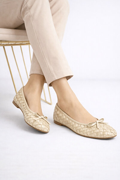 Noliva حذاء باليه نسائي من الجلد الصناعي باللون البيج مع تصميم منسوج وقوس مزخرف