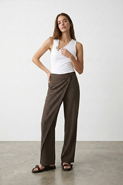 Quzu Kruvaze Kapamalı Çizgili Pantolon Kahverengi