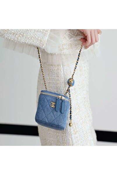 GENERAL A small Clutch Bag with a stylish and modern design.