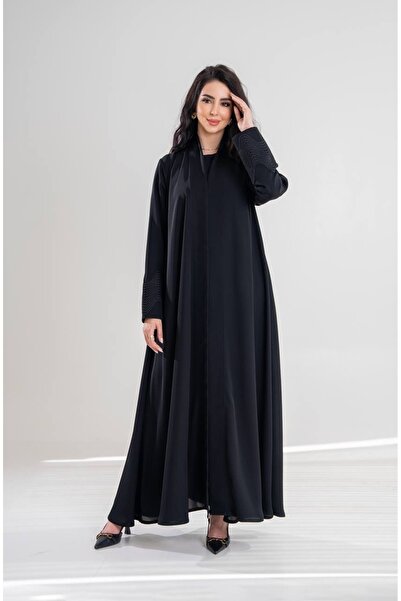 Al Afnan Boutique An elegant, soft abaya made of crepe fabric with a distinct...