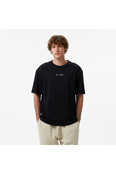 United 4 UNITED4 تي شيرت أسود للرجال بقصة عادية