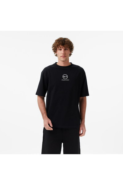 United 4 UNITED4 تي شيرت أسود للرجال بقصة عادية