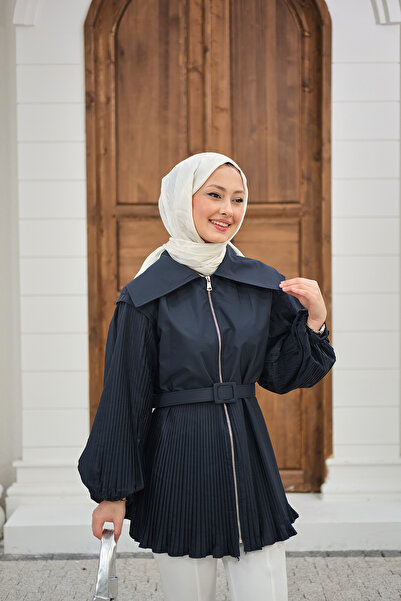 LOCCO سترة نسائية حزام قطع بياقة كبيرة وسحاب عند الذراع والخصر بثنيات باللون ...