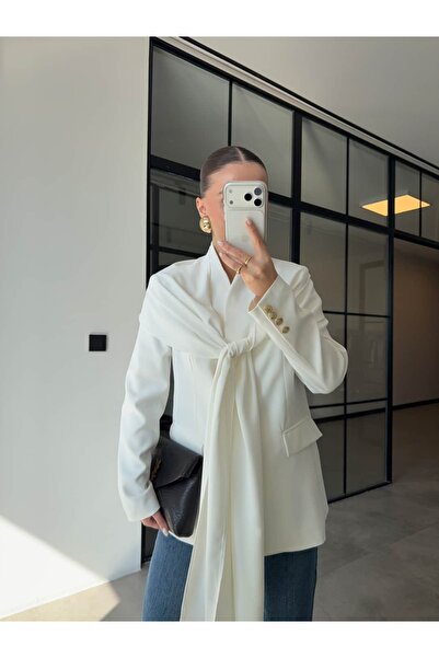 BB Bensu Buyruk سترة بليزر مزينة بأزرار ذهبية باللون الأبيض