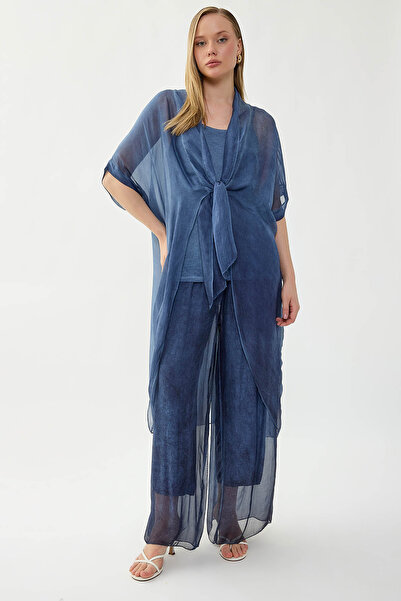 Vitrin I Silk Breed with Athlete Inside