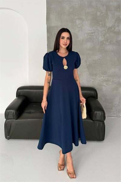 Dipmoda فستان نسائي باللون الأزرق الداكن بأكمام بالون وتفاصيل بروش ذهبي متوسط...