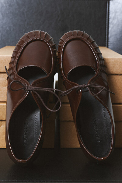 LUTVELIZADE Babet 2532 - Bağcıklı Büzgü Detaylı Acı Kahve Kadın Babet