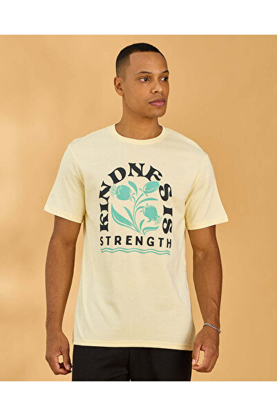 REDTAG تيشيرت رجالي أصفر برسومات أساسية