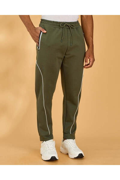 REDTAG بنطال رياضي رجالي أخضر داكن بتفاصيل خطوط على الركبة