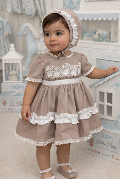 La reina petite فستان بتلات الورد مع قبعة من لارينا بتيت