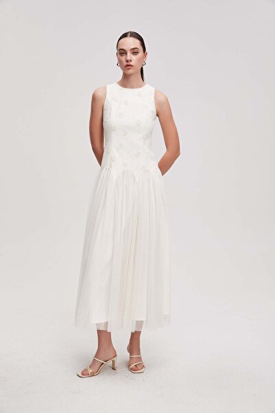 Livia فستان ماكسي مطرّز بدون أكمام