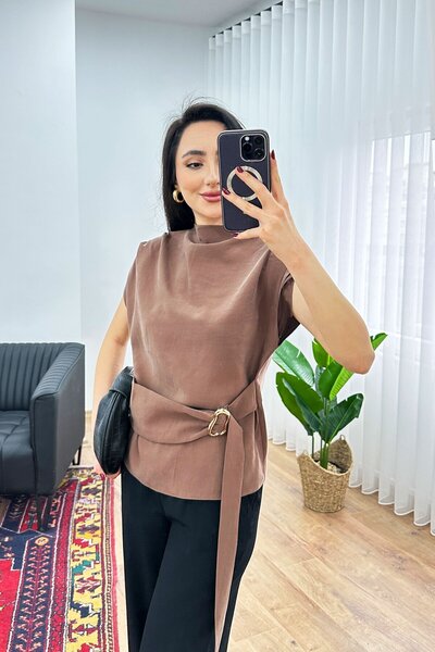 Hipo Trend Detalj zlatne kopče Lepog pada Stilizovana braon bluza