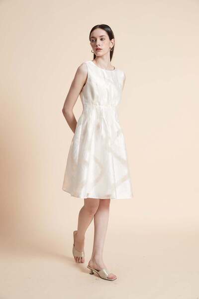 Yola فستان بدون أكمام منقوش يصل إلى الركبة