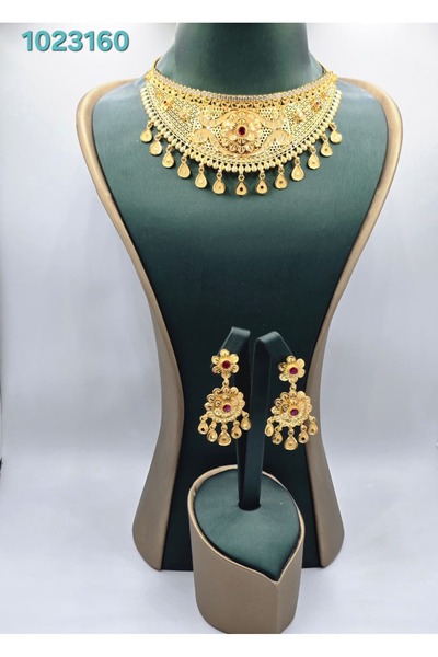 Arjwan Accessories A stunning women's jewelry accessory set