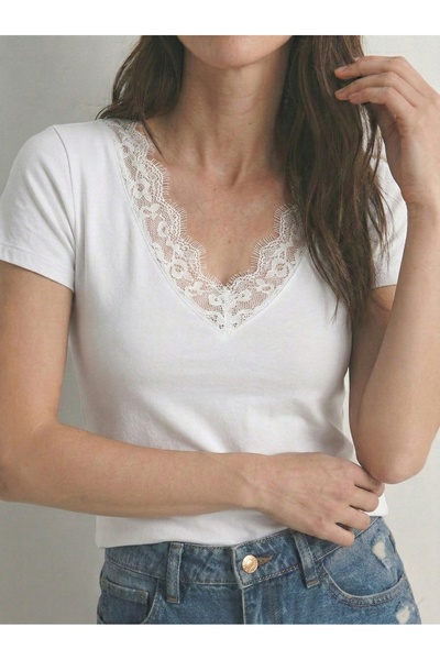 JE-TU Short Sleeve Lace Detailed V-Neck Blouse