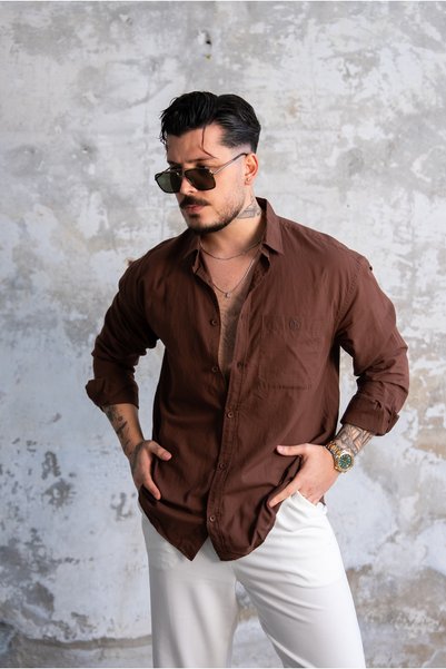 OUTFİT MAN Cămașă cu textură fină și broderie pe buzunar, maro