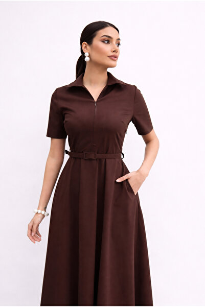 Dilek Vardar Rochie midi maro cu fermoar pe jumătate guler de cămașă cu buzun...