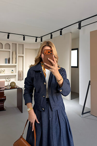 Sezgi Tekin Μπουφάν Bomber σε σκούρο μπλε με λεπτομέρεια από χρυσά κουμπιά