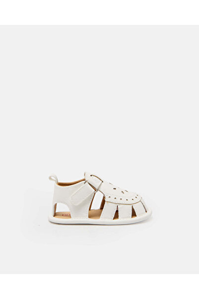 REDTAG أحذية عربة أطفال بيضاء بتفاصيل قص بالليزر (من 0 إلى 18 شهرًا)