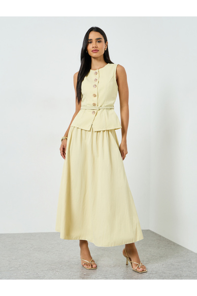 Take Two By Styli طقم مكون من بلوزة صفراء بدون أكمام وتنورة سادة