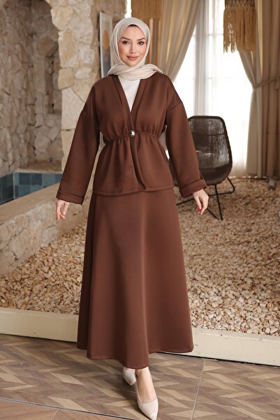 İmajButik Smeđa jakna sa elastičnim pojasom i set suknje sa dugmadima