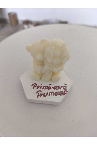 Roots&Flame Figurină Ursulet cu Buchet – Ceară Sculptată pe Suport Hexagonal ...