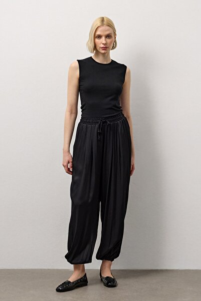 Molene Siyah Paçası Lastikli Dökümlü Kumaş Pantolon