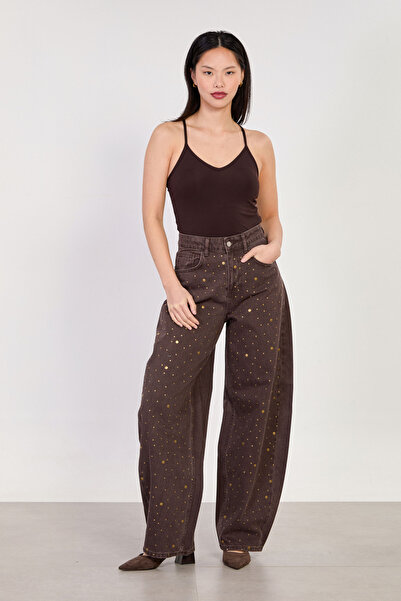 BARRELS AND OIL Pantaloni de damă din denim cu ținte - Maro
