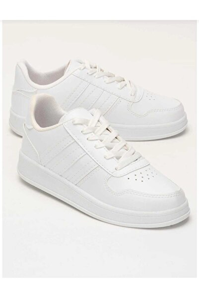 asyagiyimavm25 Şıklığın En Saf Hali: Zamansız Beyaz Sneaker