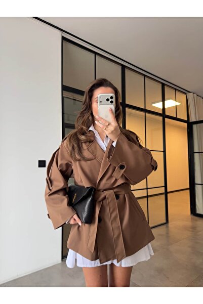 BB Bensu Buyruk ΥΠΕΡΜΕΓΕΘΗΣ ΚΑΜΙΖΑ ΜΕΣΑΙΟΥ ΜΗΚΟΥΣ ΤΥΠΟΥ TRENCH COAT ΜΟΚΑ