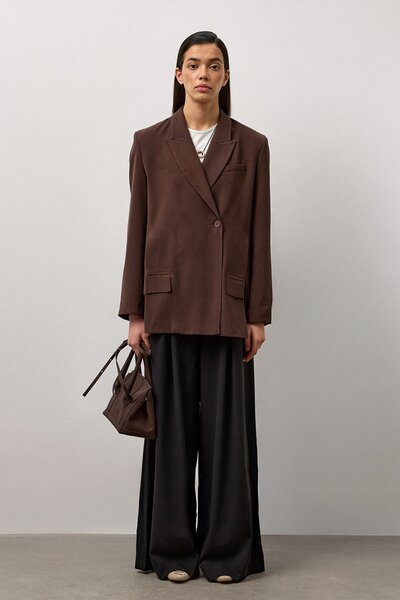 Molene Kahverengi Yırtmaç Detaylı Kapak Cepli Blazer Ceket