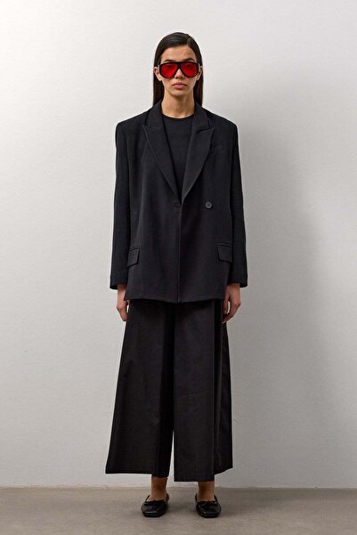 Molene Siyah Yırtmaç Detaylı Kapak Cepli Blazer Ceket