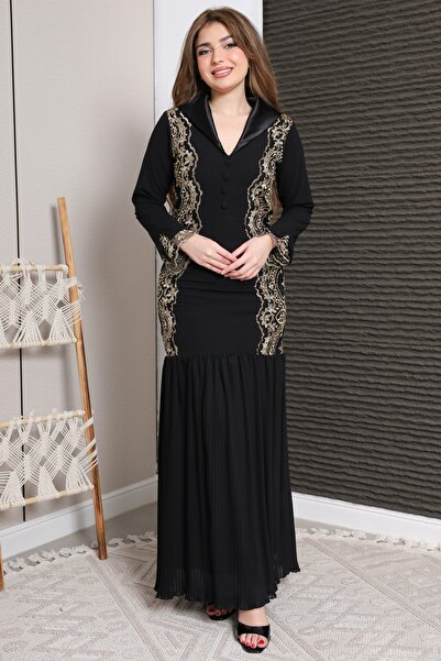 TREND A dress with a royal cut