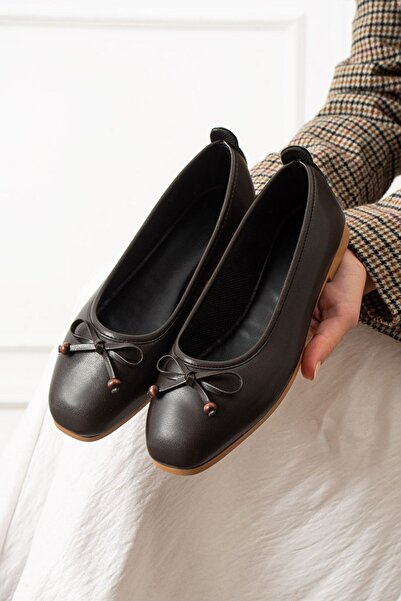 FUGA MODA فيورا فيونكة جلدية بنية اللون مع تفاصيل خرز خشبية حذاء مسطح