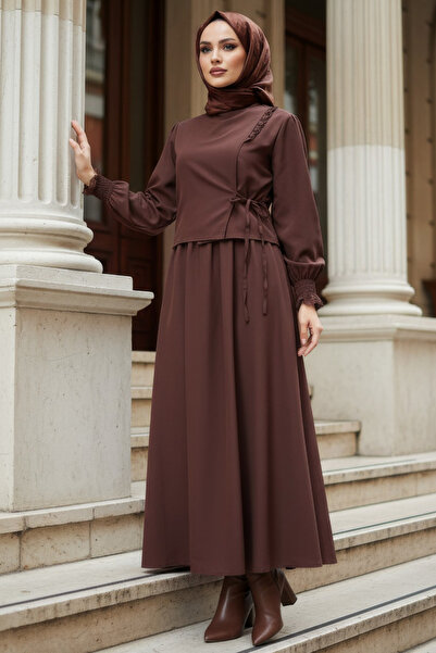 N.S NEVA STYLE Bağlama Detaylı Kahverengi Tesettür Elbise 20324KH