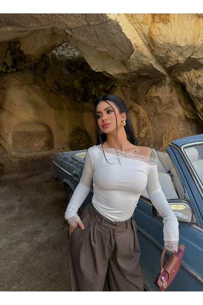 kırmızı butiks Λευκή μπλούζα με λαιμόκοψη καγιάκ και κορδόνια