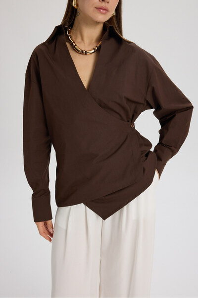 MAI STUDIOS CO. قميص بني بقصة مثلثة من ماركة بران