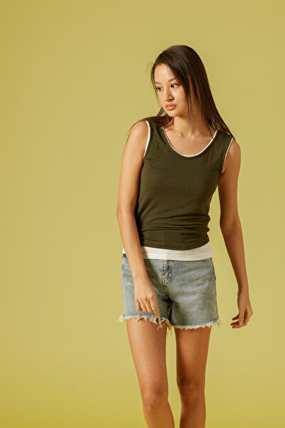 Nisan TRICOU CU DETALII CONTRASTEȘTI LA TIV