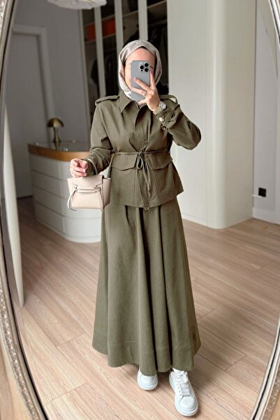 Ka Hijab طقم جينز مع تنورة جيب مزدوجة وشارة - كاكي