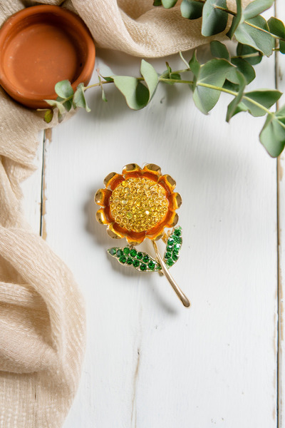 İZEV Taşlı Ayçiçeği Figürlü broş