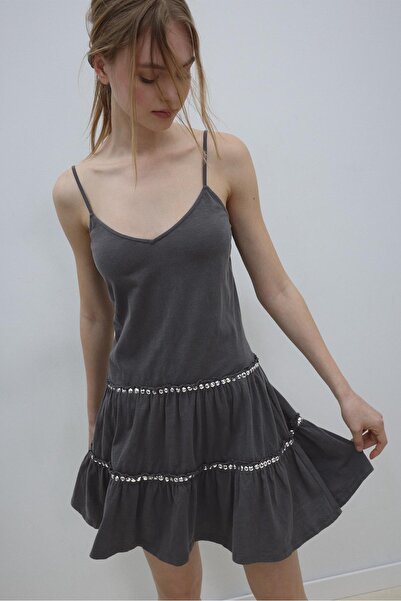 Stradivarius Zımba detaylı fırfırlı elbise