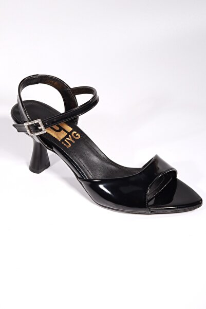 UYEGE حذاء لاريسا سيري أسود من الجلد اللامع للكاحل تفاصيل إبزيم حذاء بكعب رفي...